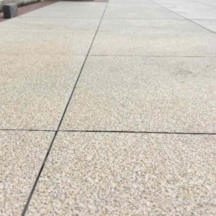 承德 黄金麻花岗岩石板材荔枝面地面铺装效果