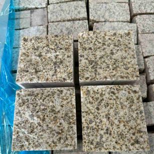 承德 黄金麻花岗岩自然面小方块，弹石，马蹄石等