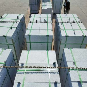 承德 芝麻白花岗岩5公分地铺石 花岗岩厂家工厂装车日常