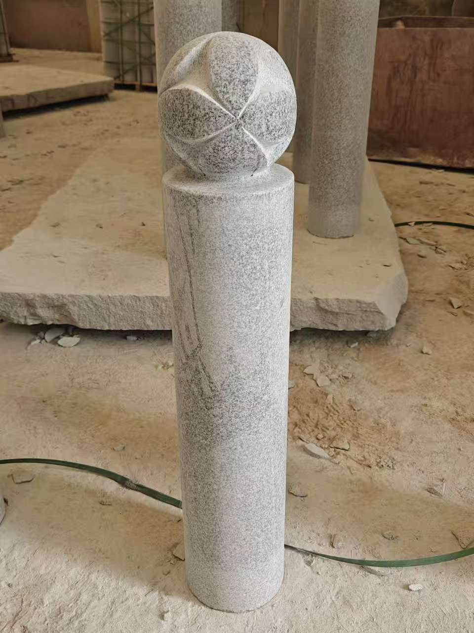 承德 芝麻白花岗岩石材挡车石柱、停车柱、圆柱挡车柱、方柱挡车柱等