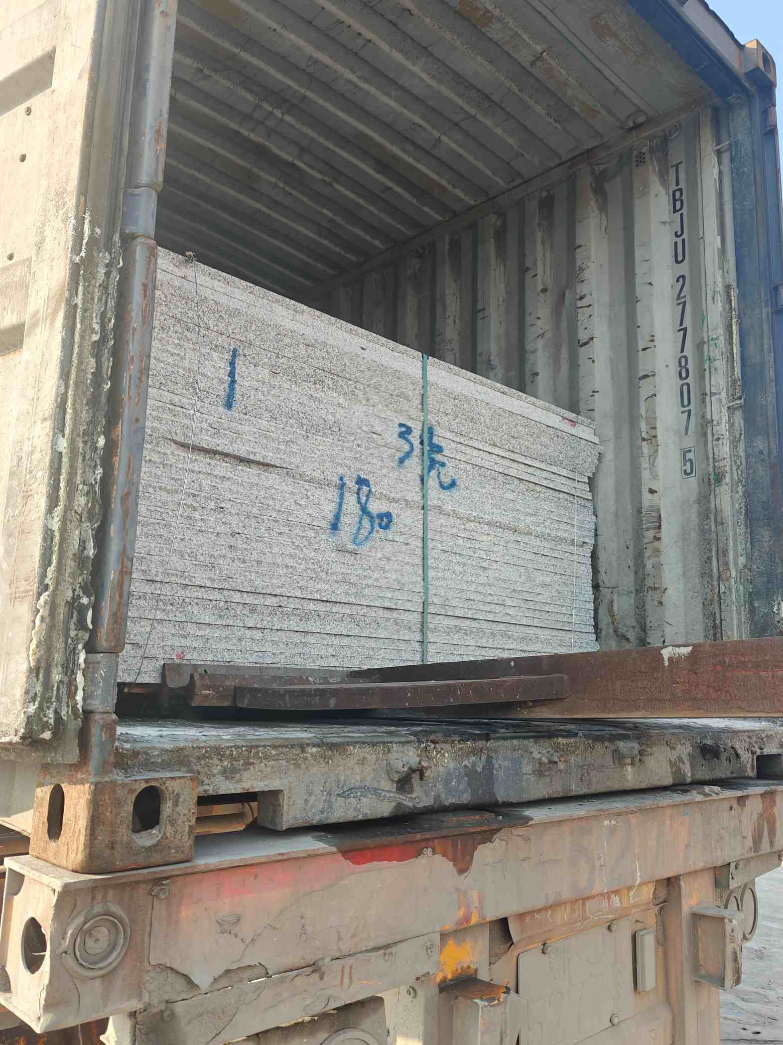 承德 芝麻白花岗岩石材3.0公分光面毛板装柜出货