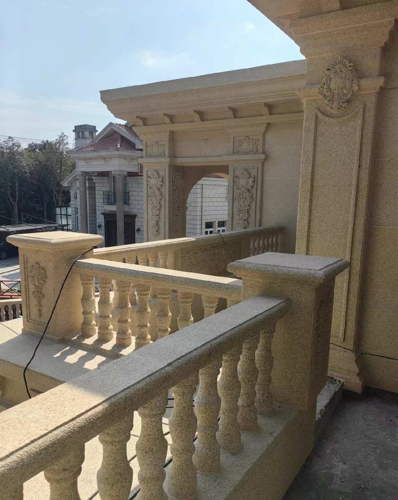 承德 黄金麻别墅外墙干挂雕花配合阳台栏杆花瓶柱