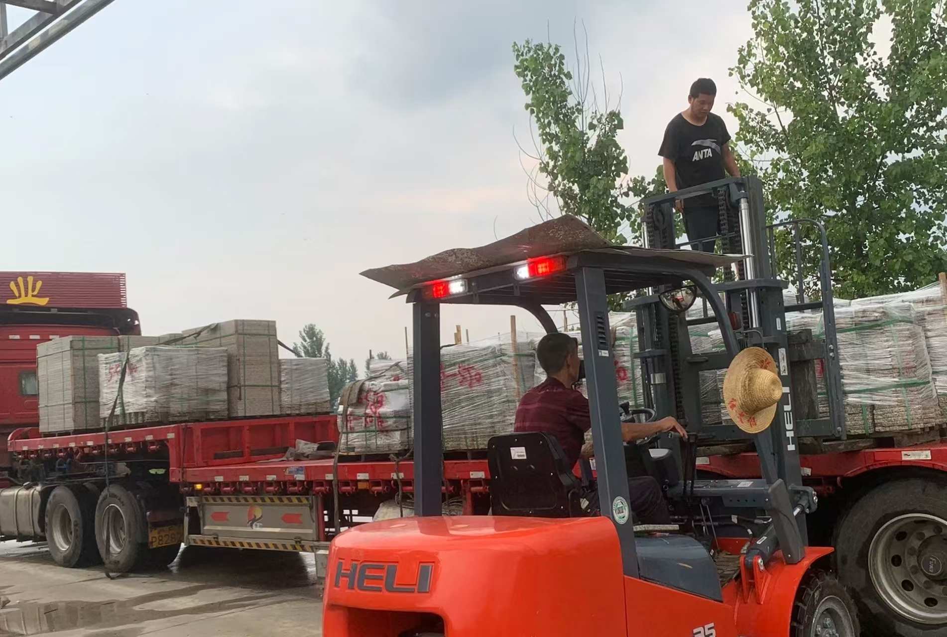 承德 黄金麻冰裂纹，地铺石装车