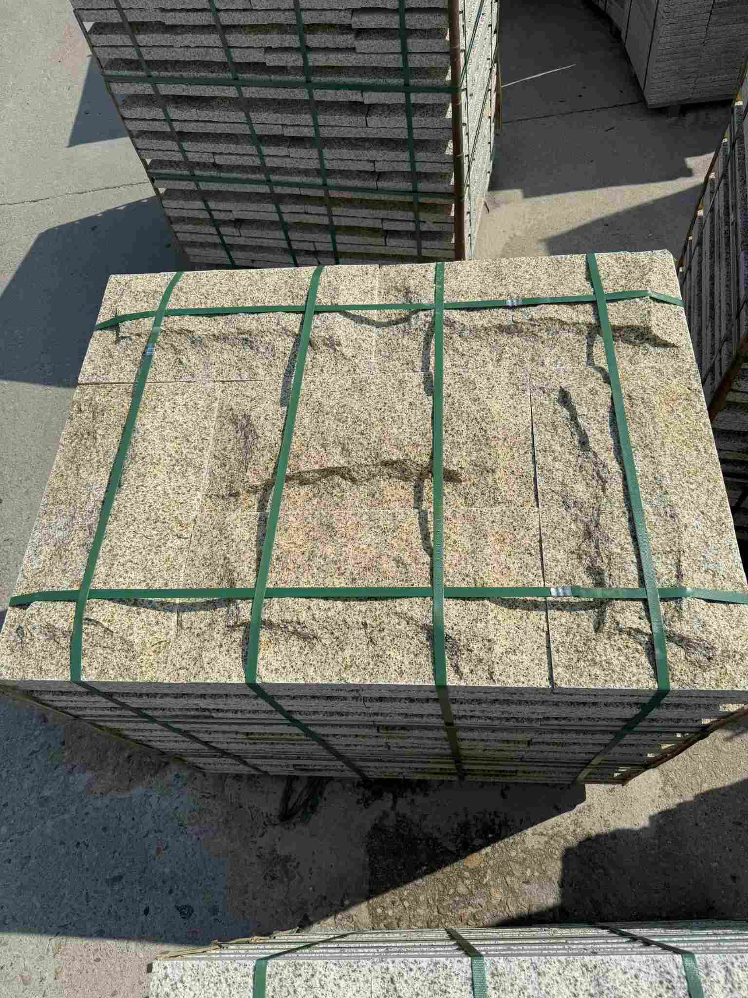 承德 黄金麻花岗岩石材自然面蘑菇石成品