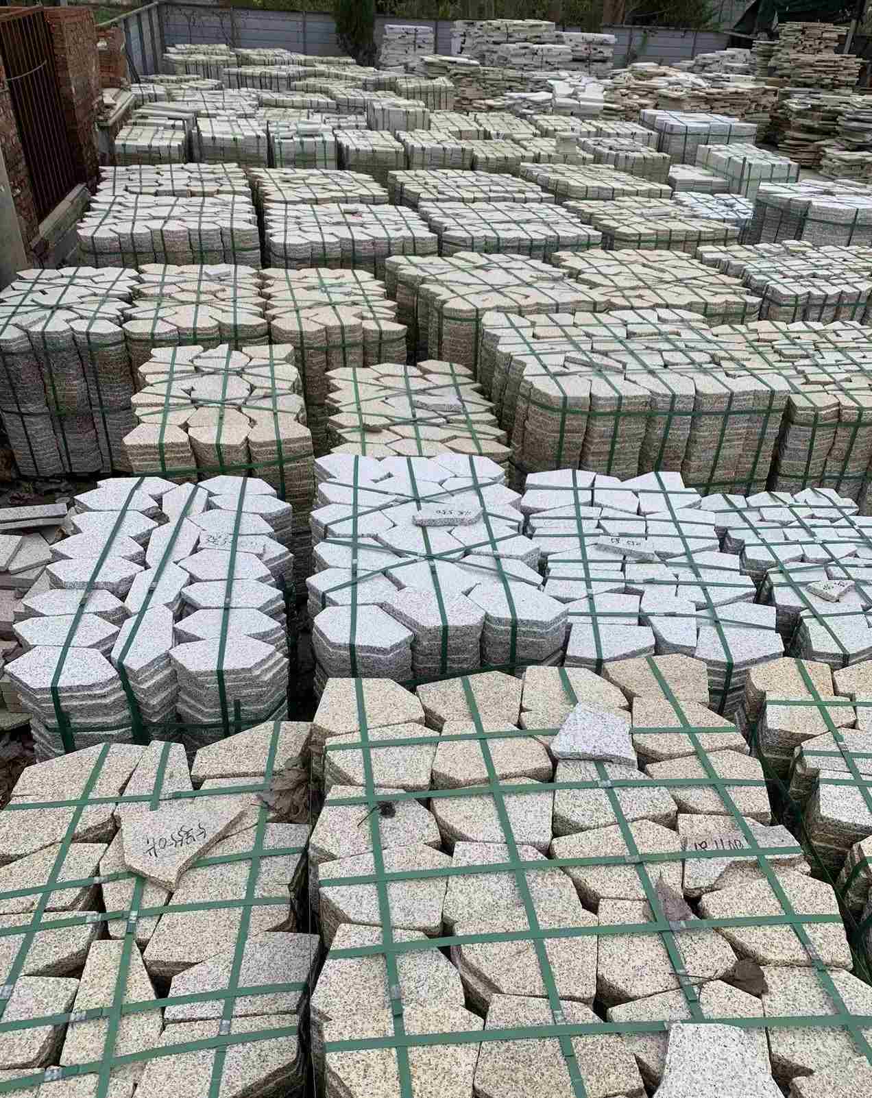 承德 黄金麻白麻花岗岩荔枝面地铺石(冰裂纹)