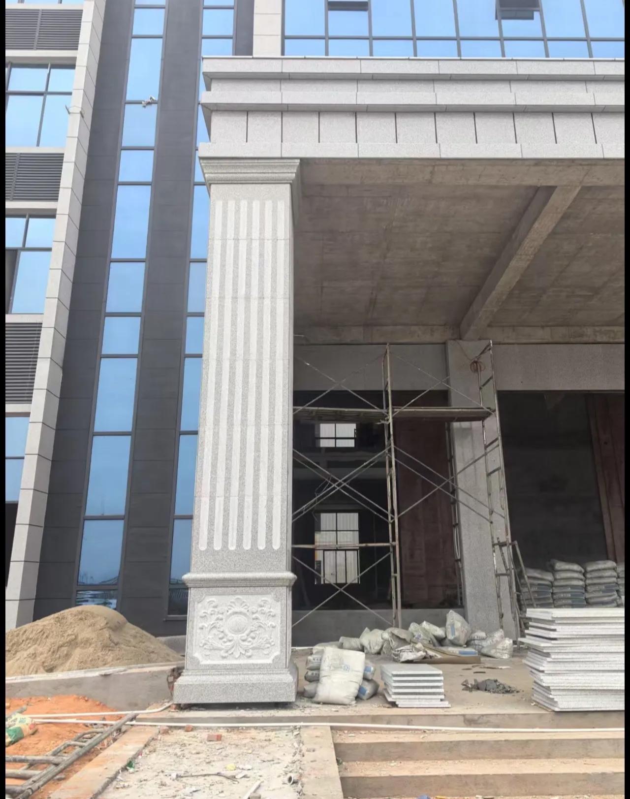 承德 芝麻白光面花岗岩门楼大柱（罗马柱）配雕花底座