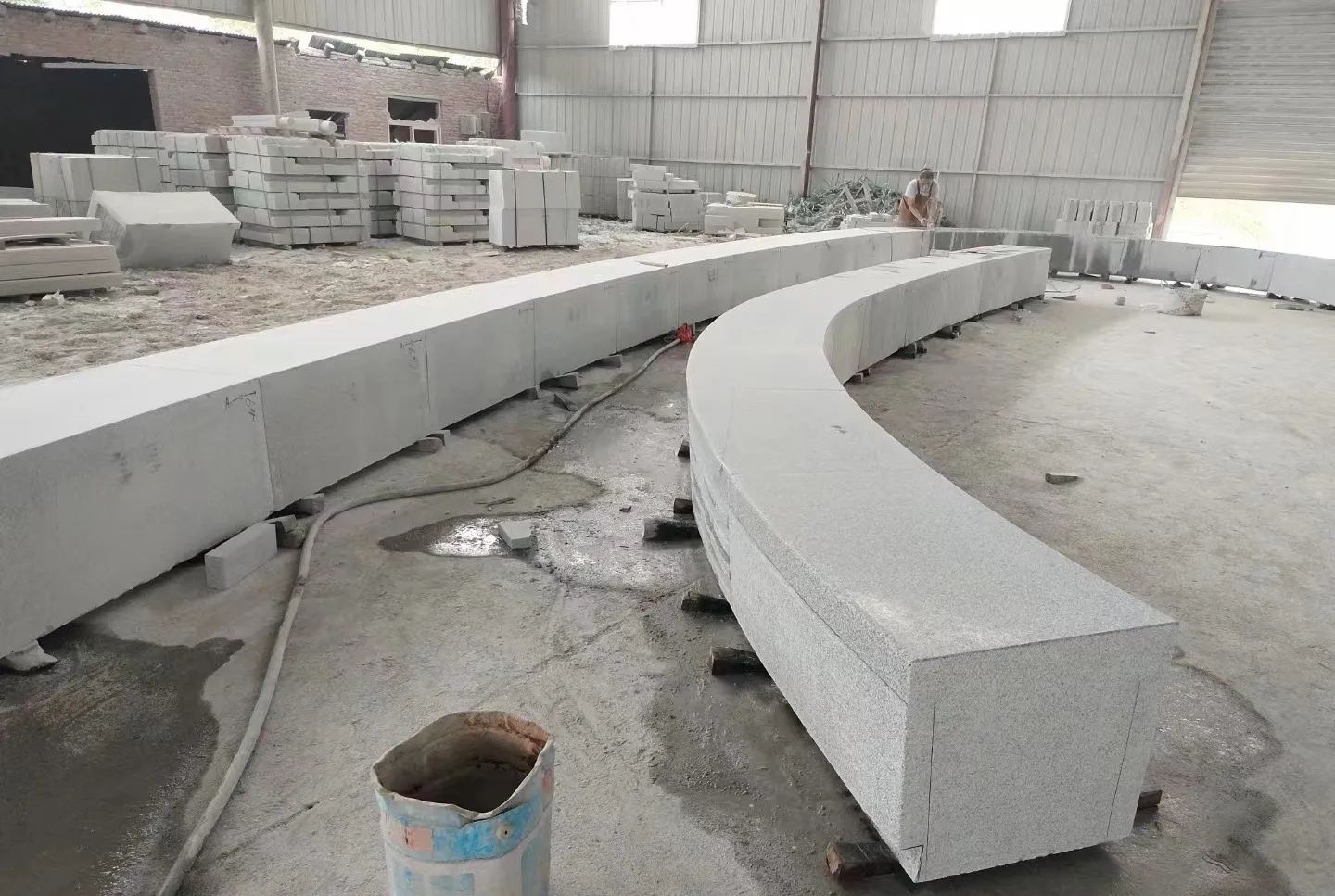 承德芝麻白花岗岩石板材 园林光面弧形坐凳