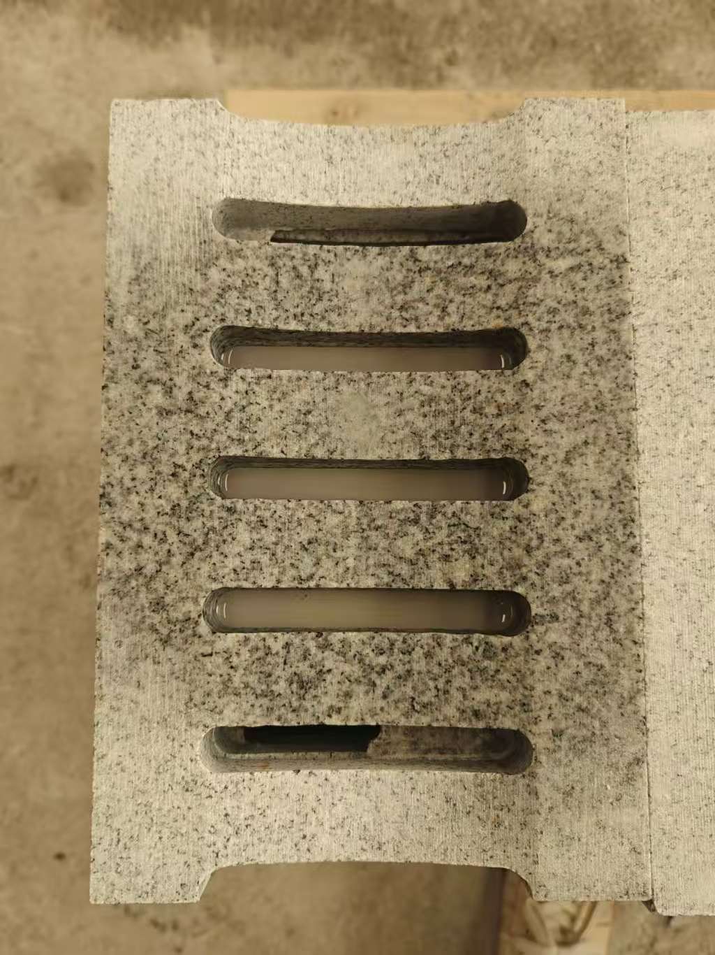 承德 芝麻白拉丝面花岗岩U型开槽排水槽