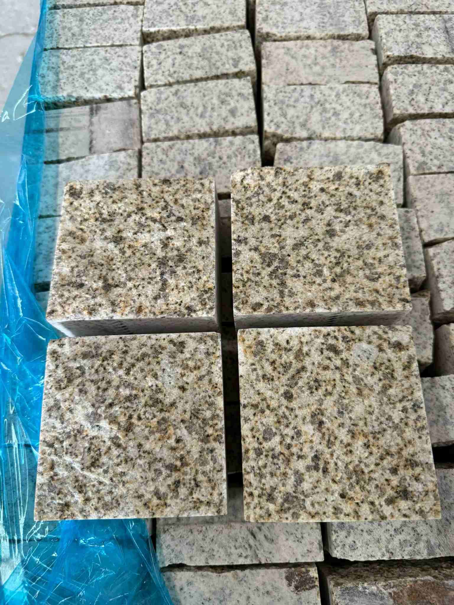 承德 黄金麻花岗岩自然面小方块，弹石，马蹄石等