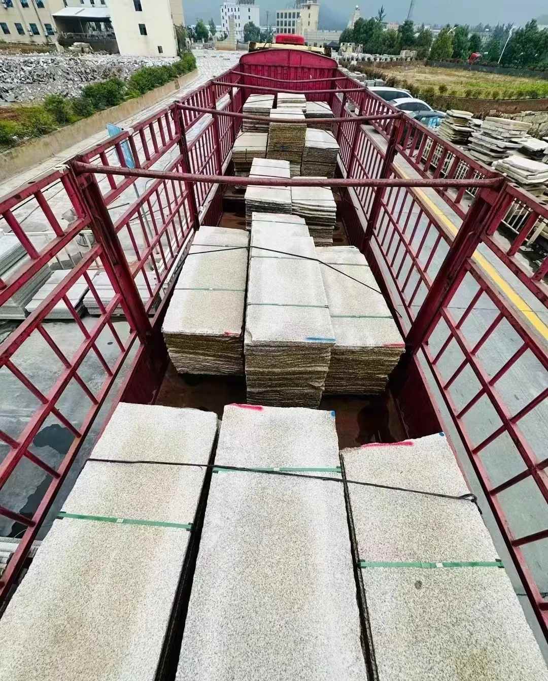 承德 黄金麻花岗岩荔枝面，光面毛板装车完成