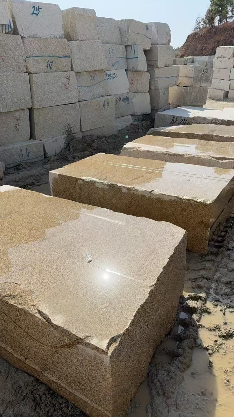 承德 黄金麻方料堆场洗料分选中，原材料充足