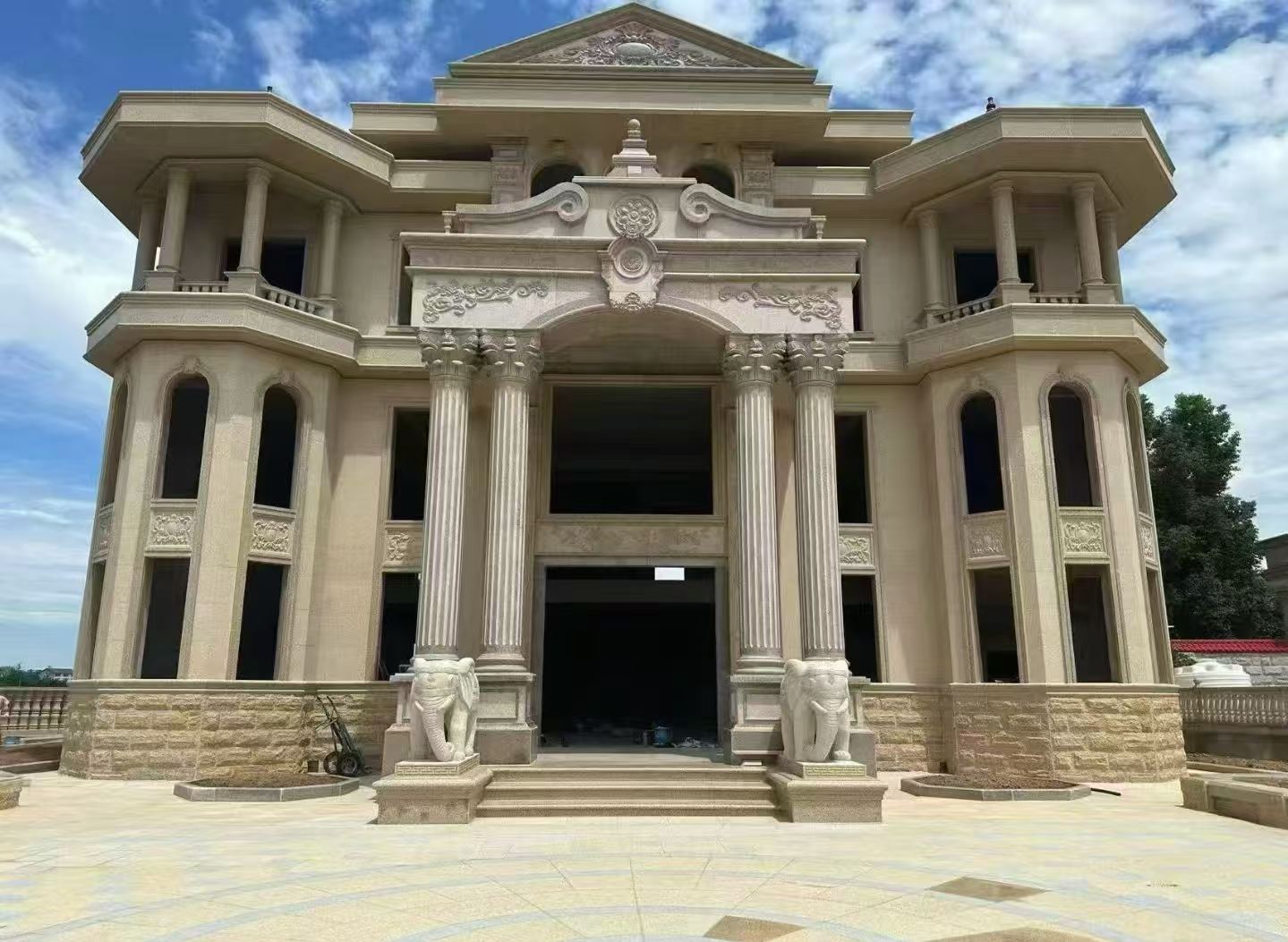 承德 黄金麻别墅外墙干挂，大柱，大象，蘑菇石，雕花板