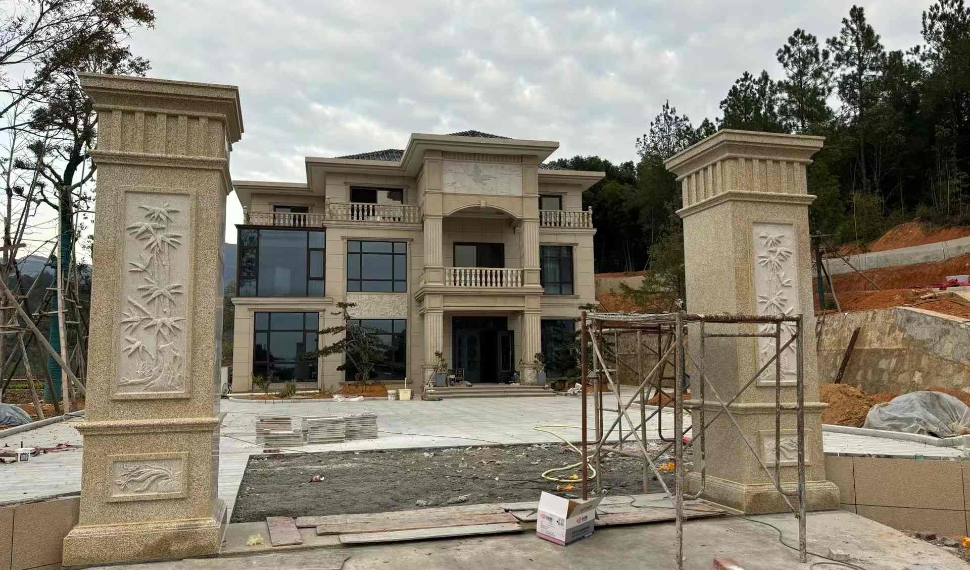 承德 黄金麻花岗岩别墅雕花外墙干挂配上门口雕花罗马柱