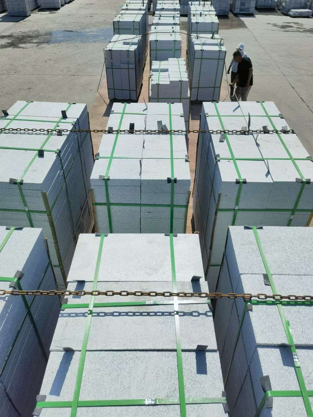 承德 芝麻白花岗岩5公分地铺石 花岗岩厂家工厂装车日常